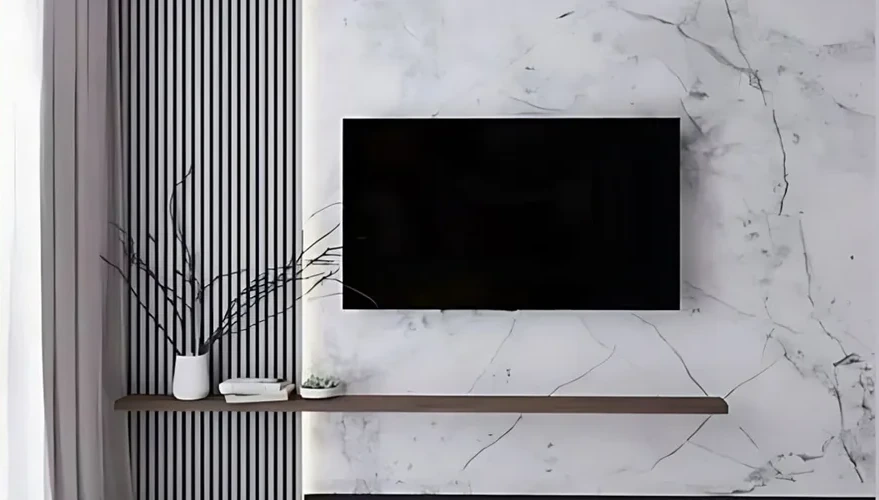 TV wall in white marble with a slatted panel and a shelf
